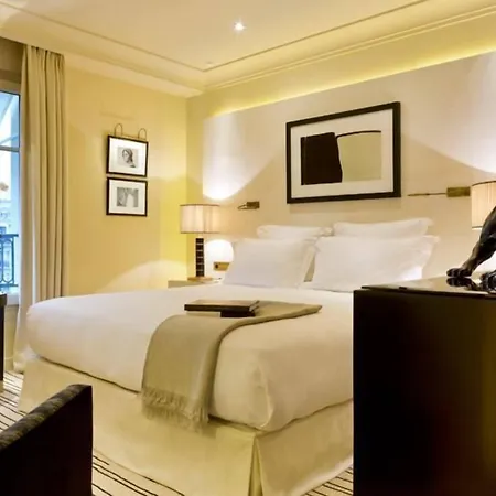 Hotel Montaigne Paris