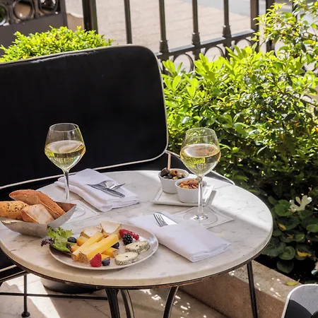 Hotel Montaigne Paris